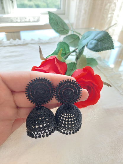 VAKKERT ØREPYNT I SVART FARGE