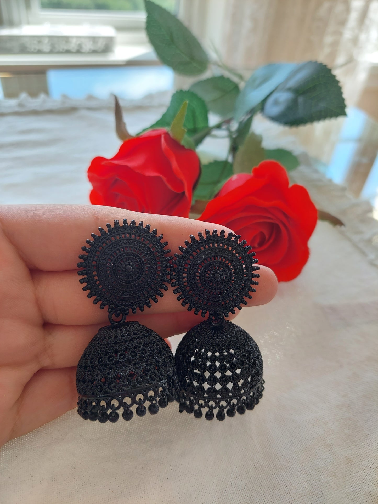 VAKKERT ØREPYNT I SVART FARGE