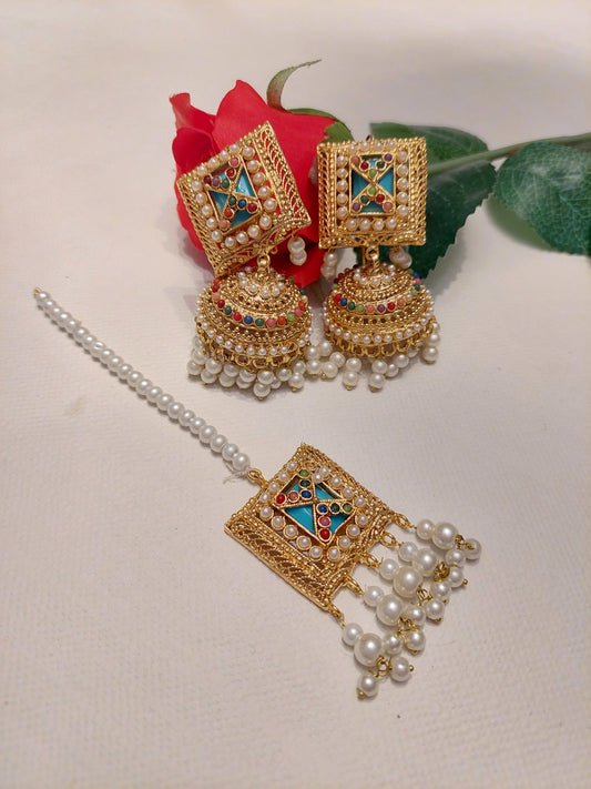 SETT MED ØREPYNT OG PANNE ANHENG