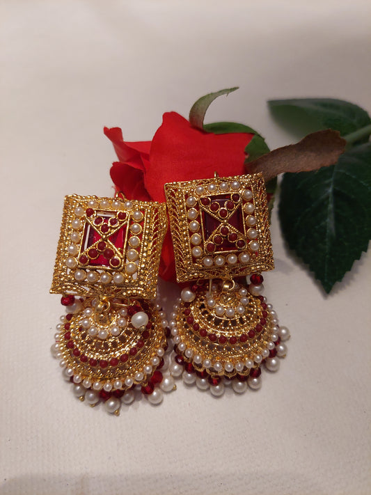 SETT MED ØREPYNT OG PANNE ANHENG