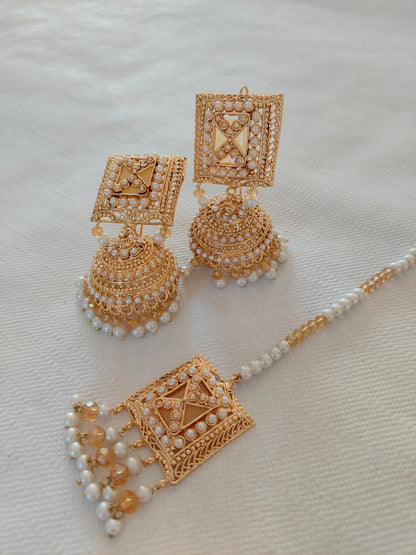 SETT MED ØREPYNT OG PANNEANHENG