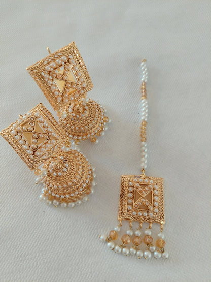 SETT MED ØREPYNT OG PANNEANHENG