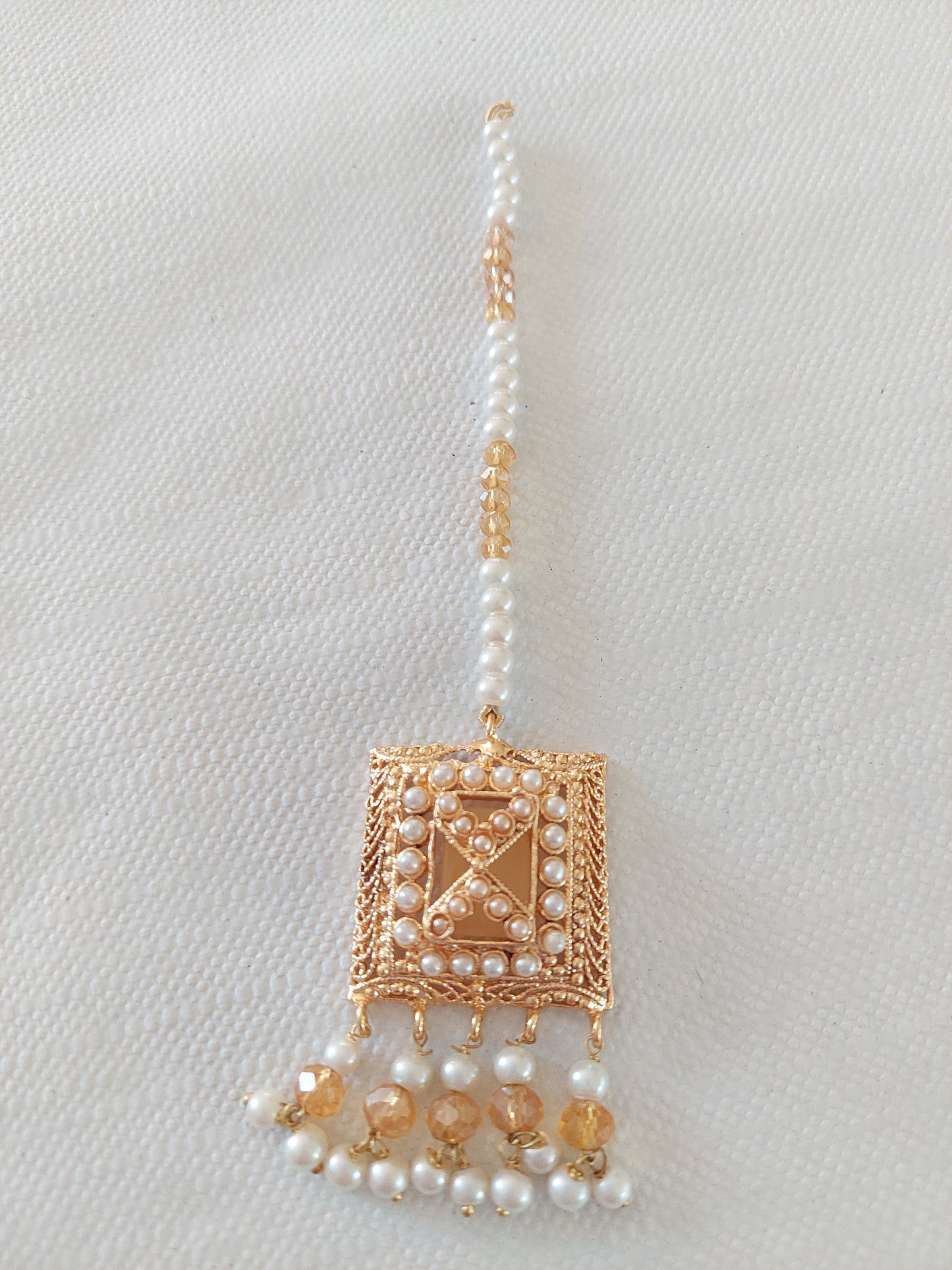 SETT MED ØREPYNT OG PANNEANHENG