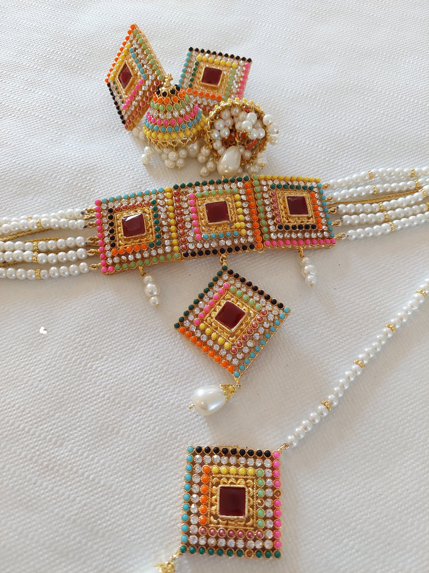 ET NYDELIG MULTIFARGET SMYKKESETT