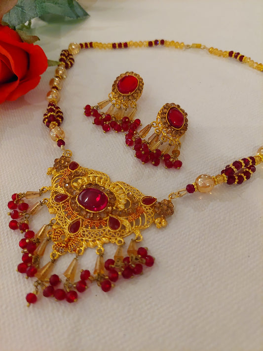 SETT MED HALSKJEDE OG ØREPYNT