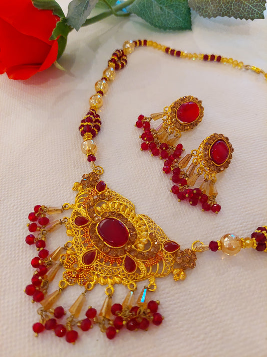 SETT MED HALSKJEDE OG ØREPYNT