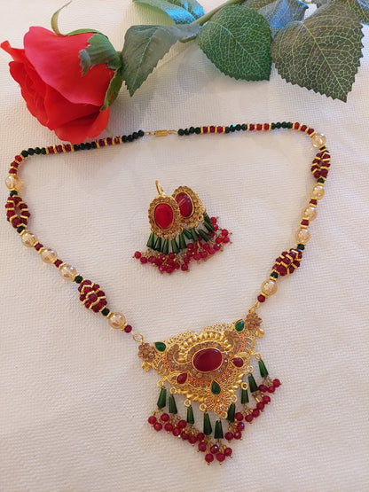 HALSKJEDE MED MATCHENDE ØREPYNT