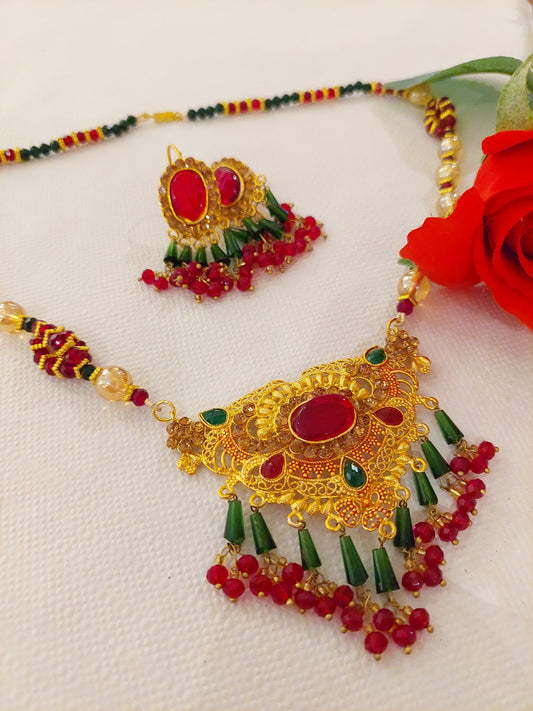 HALSKJEDE MED MATCHENDE ØREPYNT