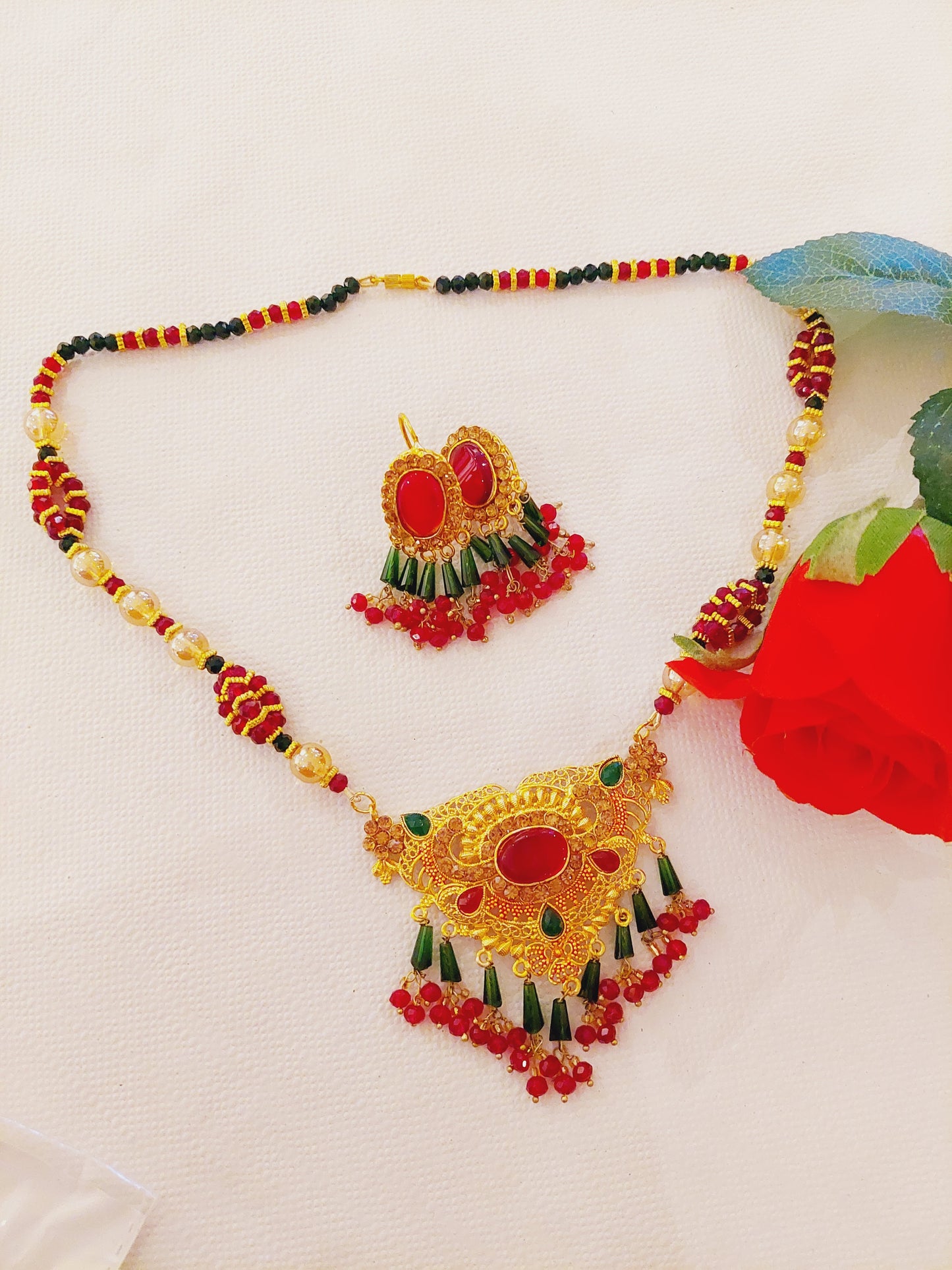 HALSKJEDE MED MATCHENDE ØREPYNT