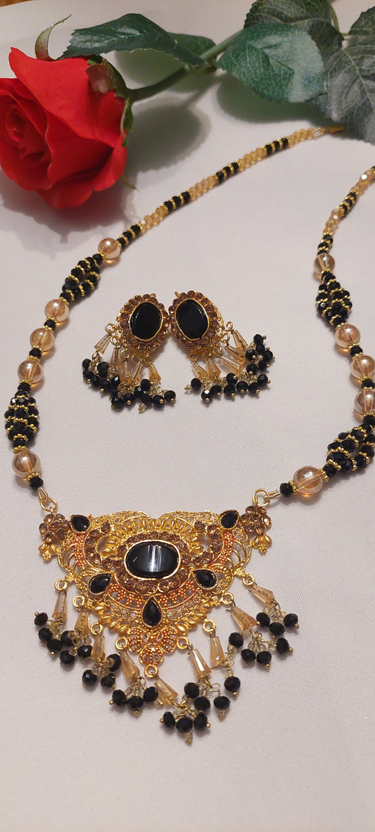 SETT MED HALSKJEDE OG ØREPYNT