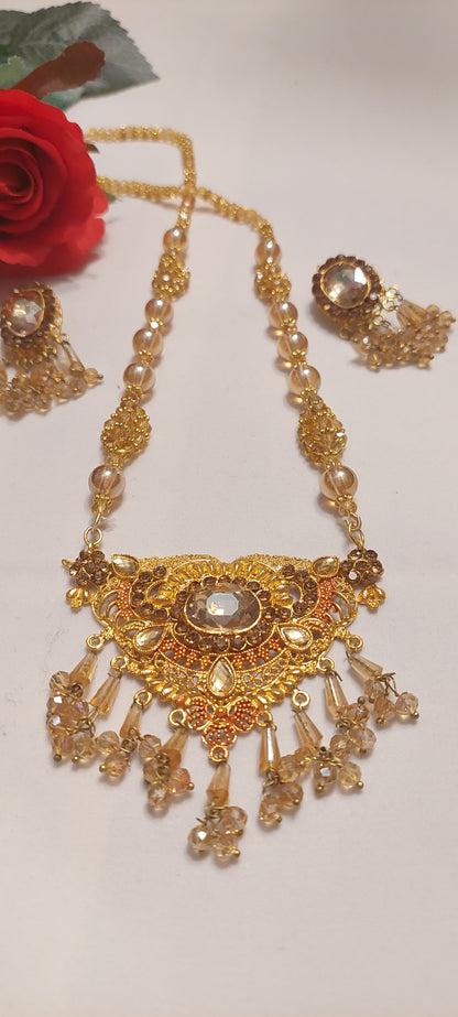 SETT MED HALSKJEDE OG ØREPYNT