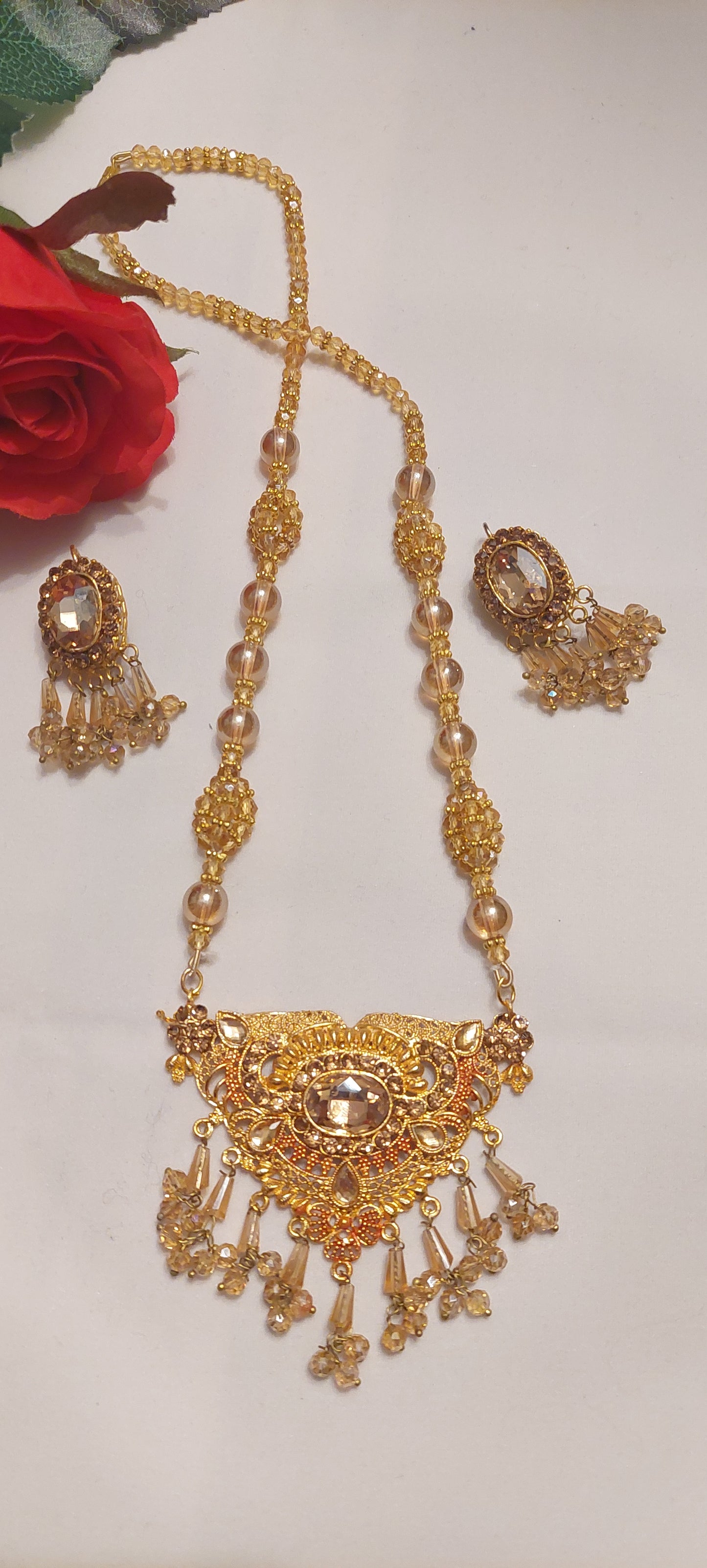 SETT MED HALSKJEDE OG ØREPYNT