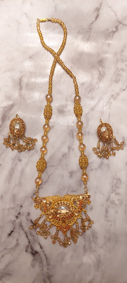 SETT MED HALSKJEDE OG ØREPYNT