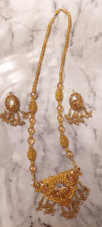 SETT MED HALSKJEDE OG ØREPYNT