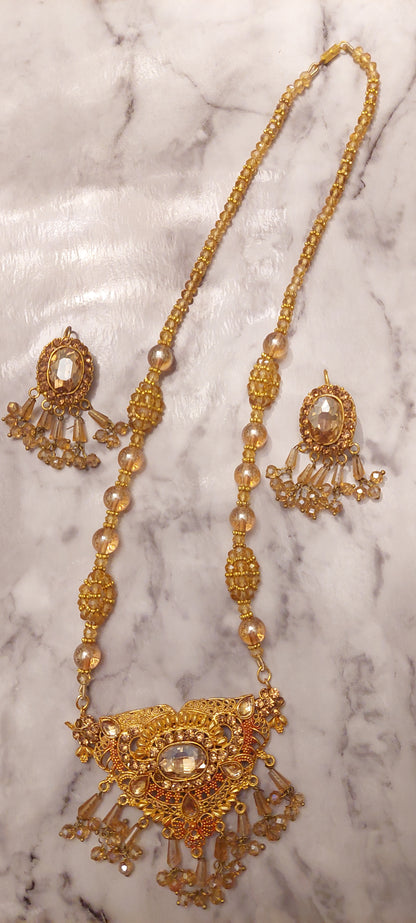 SETT MED HALSKJEDE OG ØREPYNT