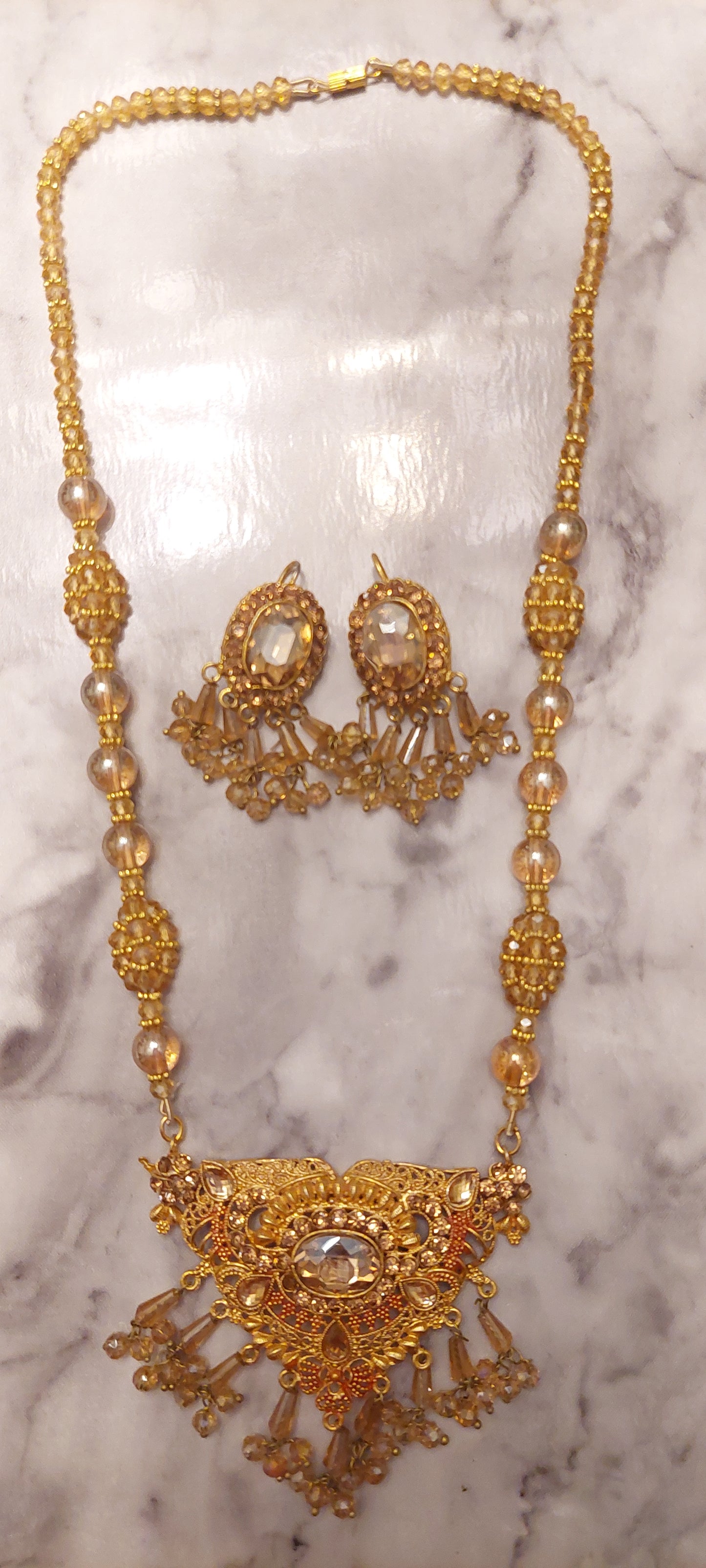 SETT MED HALSKJEDE OG ØREPYNT