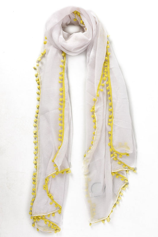 HVIT SKJERF MED DETALJER I MUSTARD FARGE