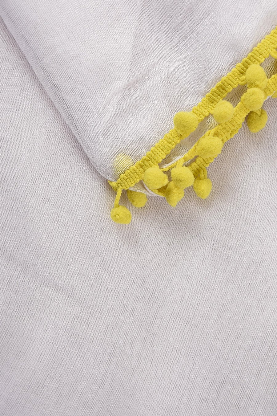 HVIT SKJERF MED DETALJER I MUSTARD FARGE