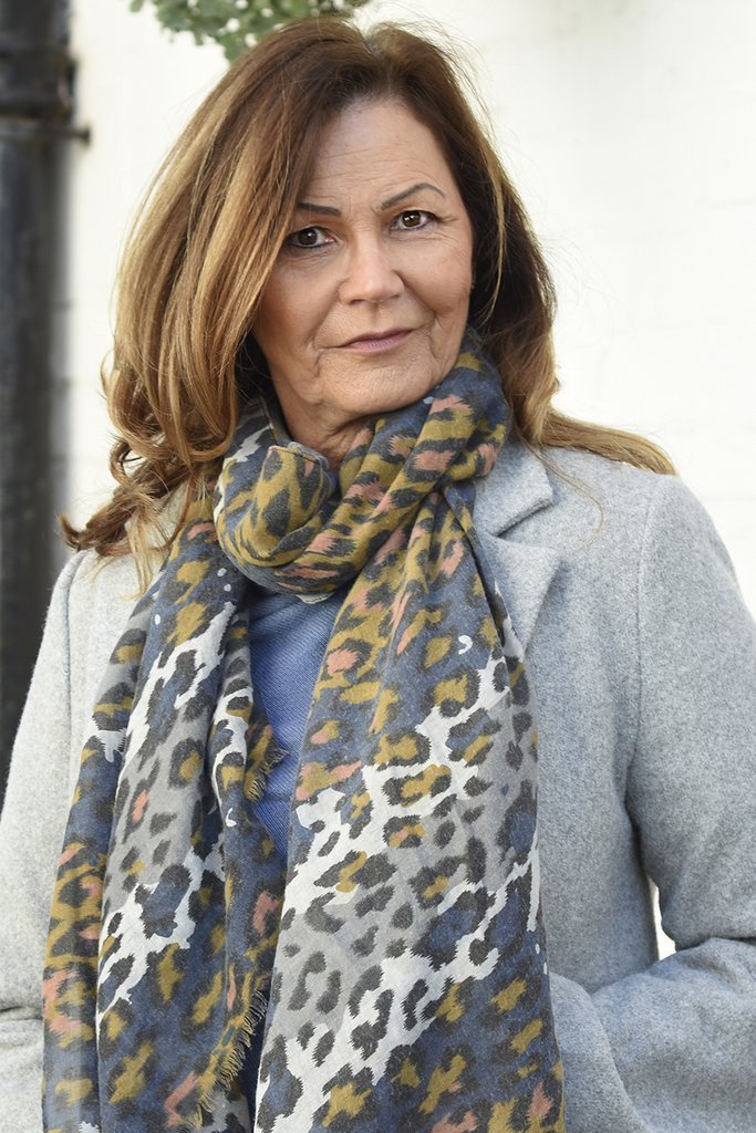 Skjerf leopard mønstret i blå og mustard. | Youtrend