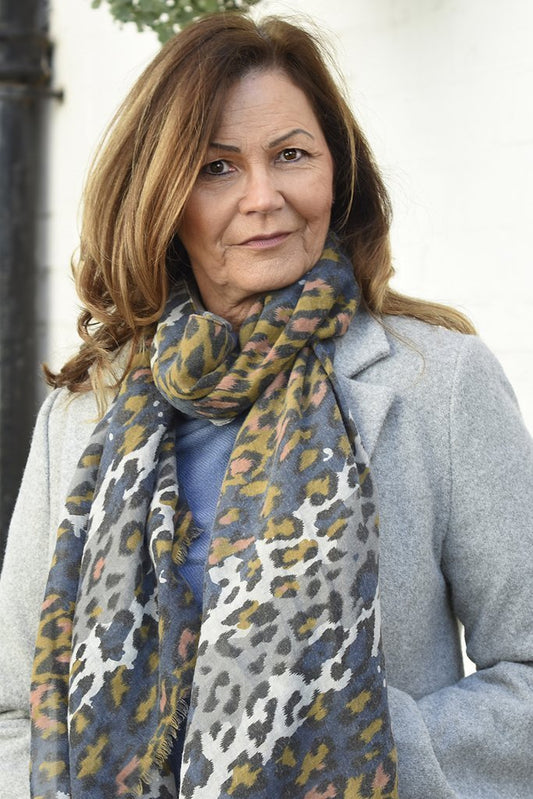 Skjerf leopard mønstret i blå og mustard. | Youtrend