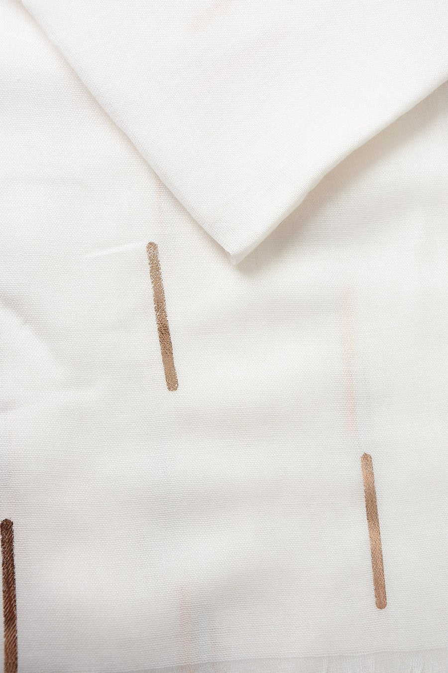 SKJERF HVIT MED GULLFARGET DETALJER