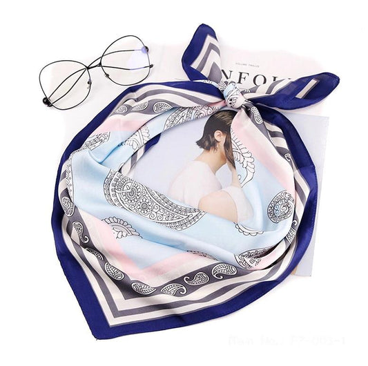 Tørkle med Mønster print i Satin Silk Blå | Youtrend