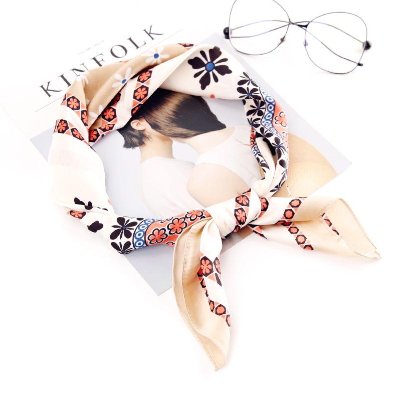 Tørkle med Blomster print i Satin Silk Creme | Youtrend