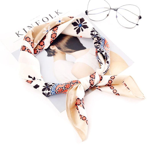 Tørkle med Blomster print i Satin Silk Creme | Youtrend