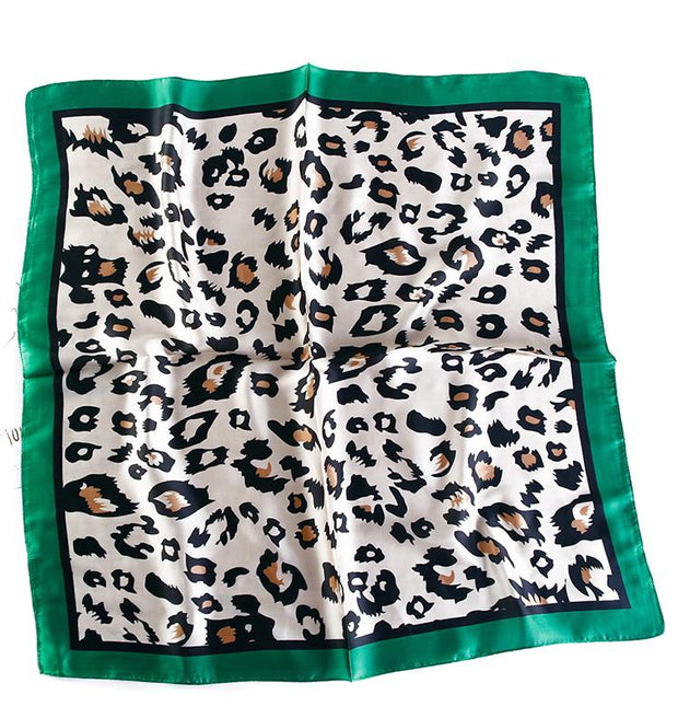 Tørkle Leopard print i Satin Silk Grønn | Youtrend