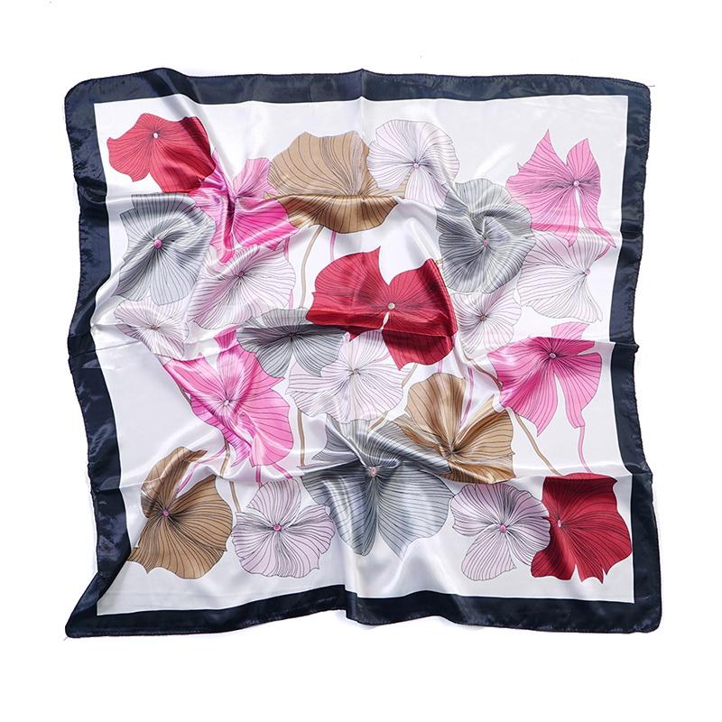 Tørkle Lotus print i Satin Silk feel Hvit | Youtrend