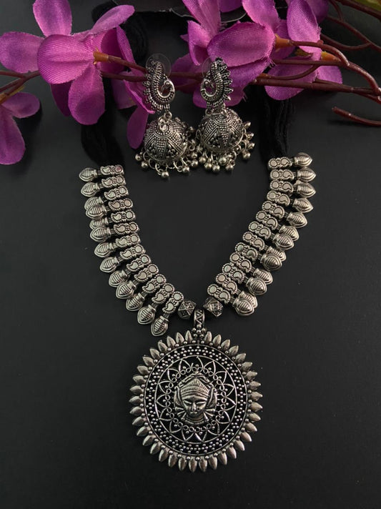 Sett med halskjede og ørepynt