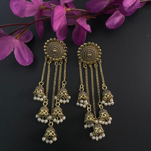 GULLFARGET ØREPYNT MED PERLER