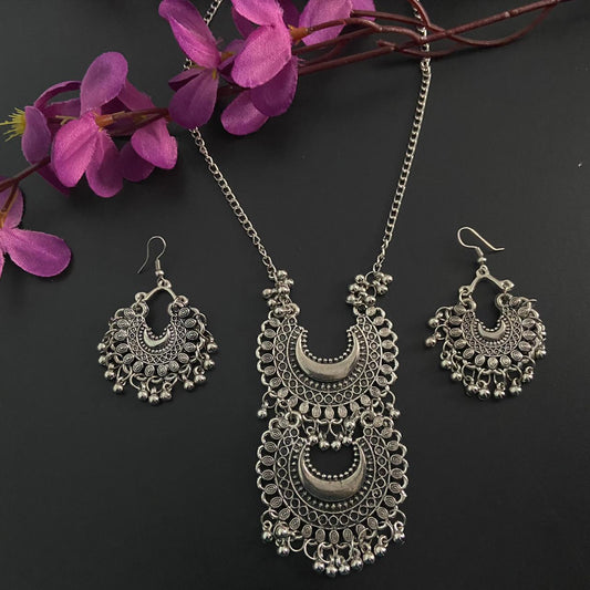 HALSKJEDESETT MED ØREPYNT