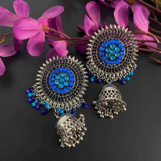 Sølvfarget ørepynt med detaljer i blått