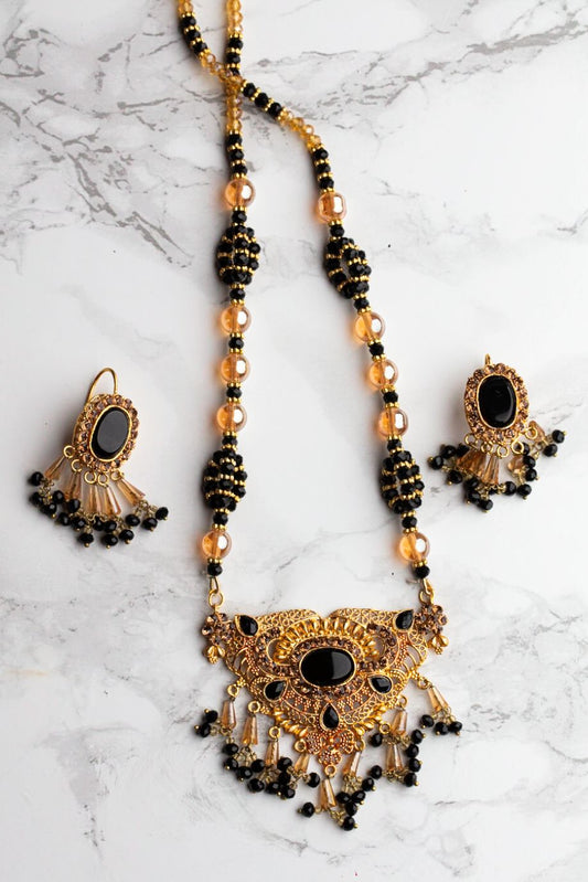 SETT MED HALSKJEDE OG ØREPYNT