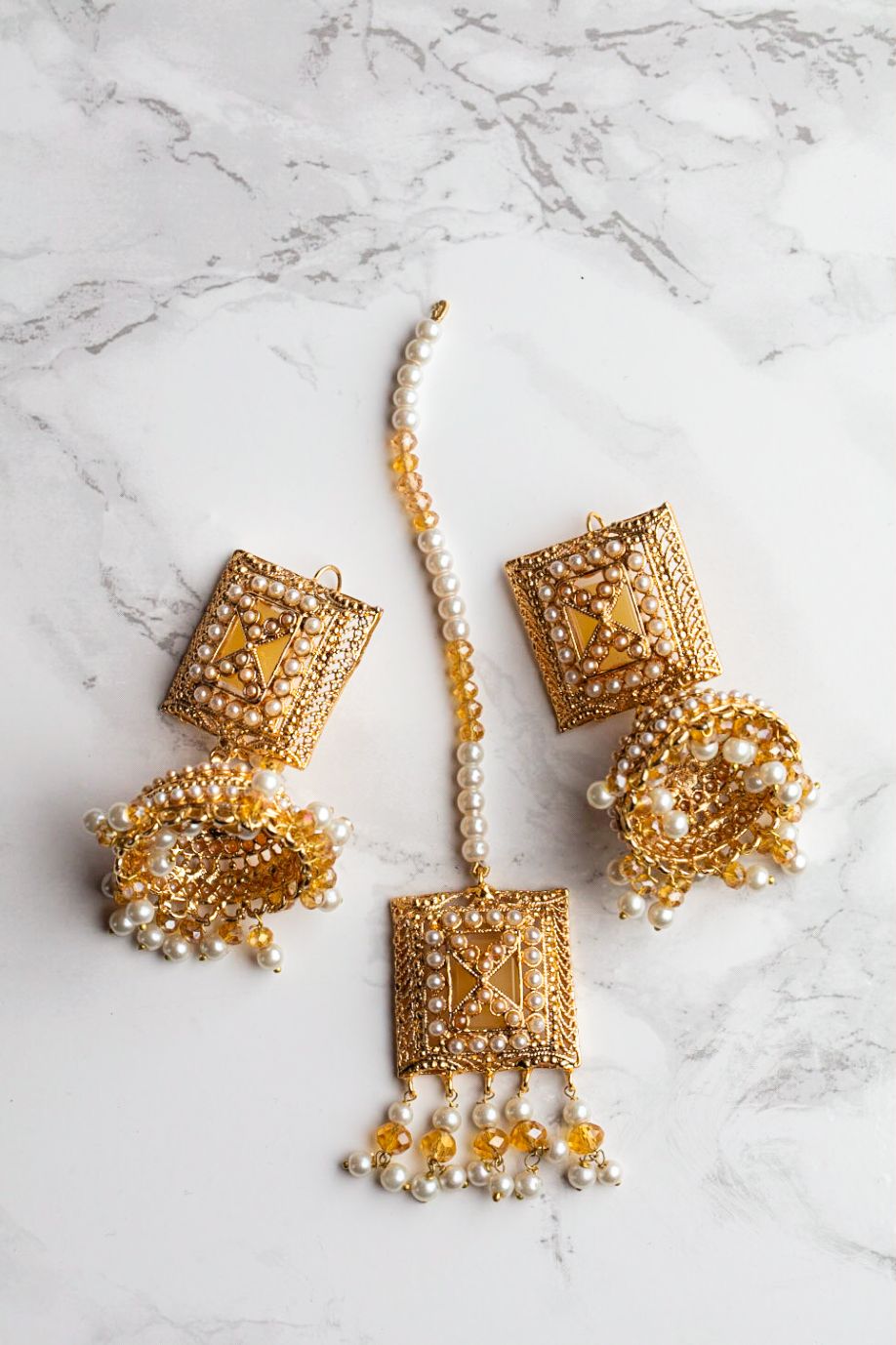 SETT MED ØREPYNT OG PANNEANHENG