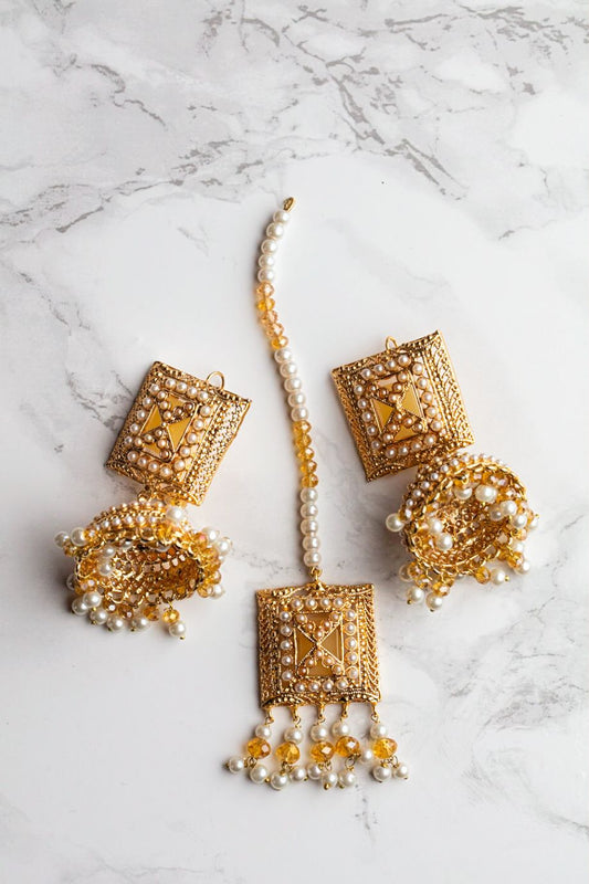 SETT MED ØREPYNT OG PANNEANHENG