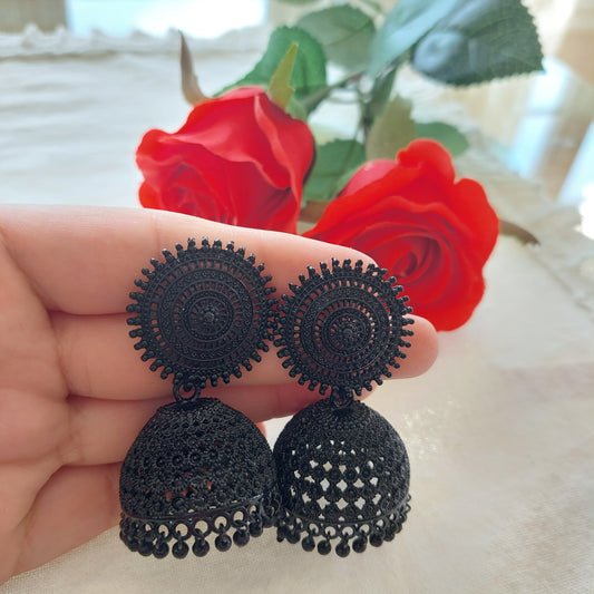 VAKKERT ØREPYNT I SVART FARGE