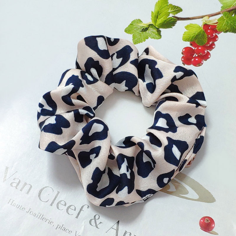 Hårstrikk Scrunchies Flanell Leopard