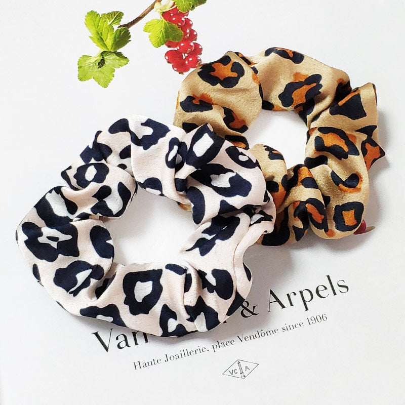 Hårstrikk Scrunchies Flanell Leopard