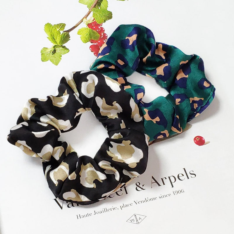 Hårstrikk Scrunchies Flanell Leopard