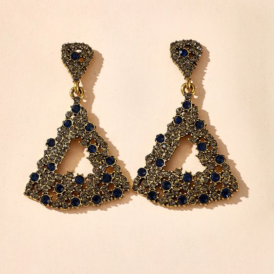 VAKKERT ØREPYNT MED BLÅ STONES