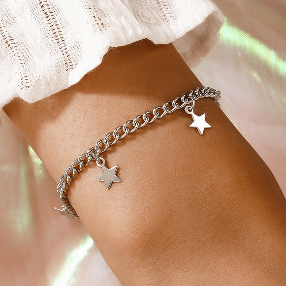 SØLVFARGET ARMBÅND MED HENGENDE STJERNER