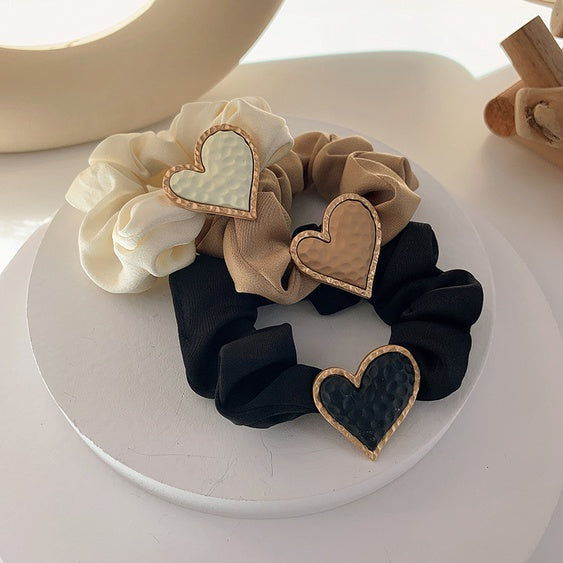 SCRUNCHIES MED HJERTEPYNT
