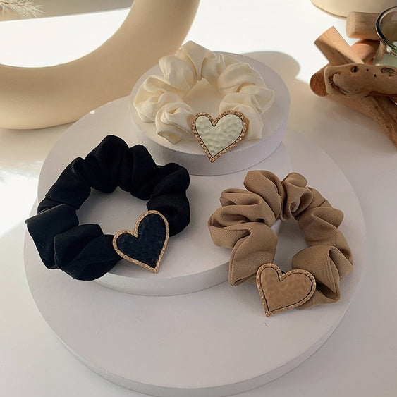 SCRUNCHIES MED HJERTEPYNT