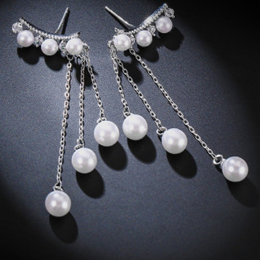 Stilig ørepynt i sølvfarge med perler