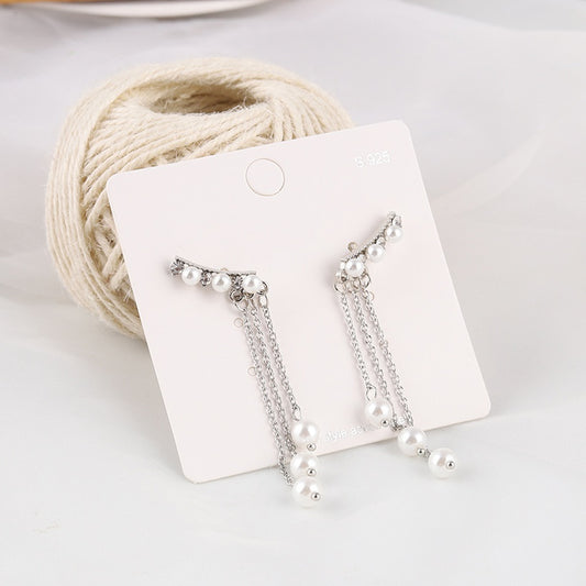 Stilig ørepynt i sølvfarge med perler