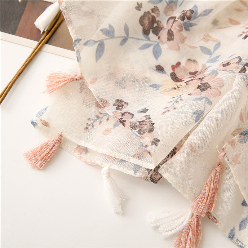 HVIT BLOMSTERET SKJERF I POLYESTER