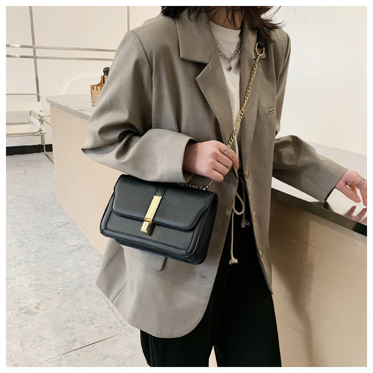 VESKE SVART MED GULLFARGET DETALJER