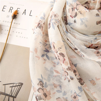 HVIT BLOMSTERET SKJERF I POLYESTER